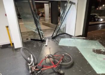 Manifestantes atacaron canales de TV Todo Noticias y Canal 13 tras fallo contra Cristina Fernández