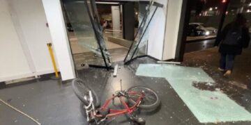 Manifestantes atacaron canales de TV Todo Noticias y Canal 13 tras fallo contra Cristina Fernández