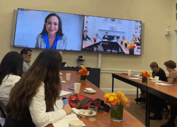 Machado presenta plan de reconstrucción para una Venezuela democrática