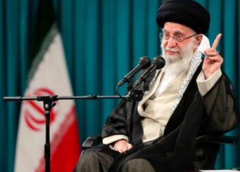 Líder supremo de Irán advierte a EEUU que no intervenga en la guerra «o sufrirán un daño irreparable»