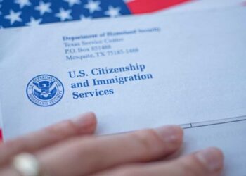 Introducen moción para priorizar decisiones sobre el parole humanitario en EEUU