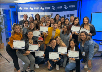 De robot de fiestas a mentor digital: El venezolano Jhonatan Olivares inspira a emprendedores latinos en EEUU