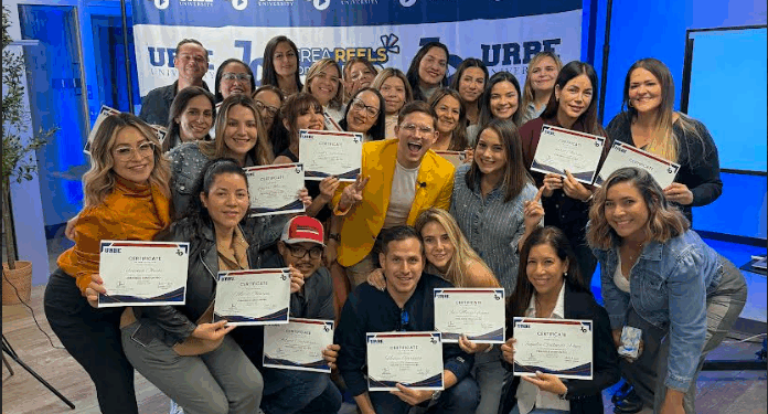 De robot de fiestas a mentor digital: El venezolano Jhonatan Olivares inspira a emprendedores latinos en EEUU