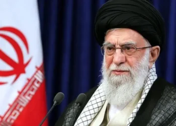 Líder supremo de Irán proclama victoria y advierte represalias tras conflicto con Israel y EEUU