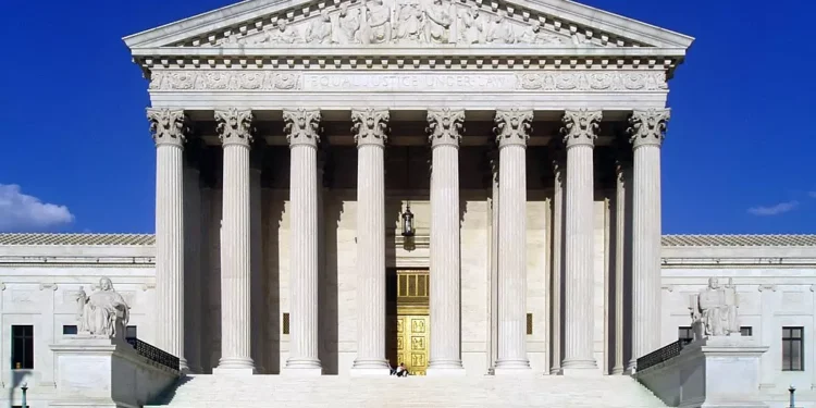 Corte Suprema respalda orden de Trump para restringir ciudadanía por nacimiento