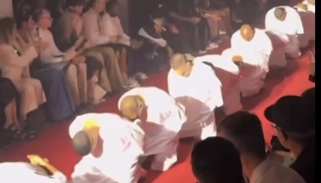 Diseñador recreó en un desfile de la Semana de la Moda de París a presos del Cecot 