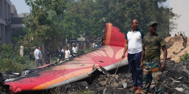 Recuperan la caja negra del avión siniestrado en India