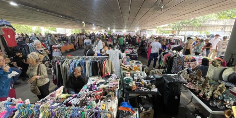 Vecinos de Prados del Este protestan por uso irregular de instalaciones deportivas en otras actividades por parte de Kiomara Scovino