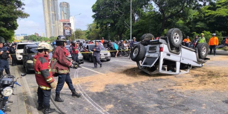 Accidente en la autopista Gran Cacique Guaicaipuro deja 6 lesionados y un fallecido