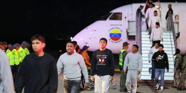 Cabello informó sobre el retorno de 192 connacionales y el caso de una familia separada en EEUU