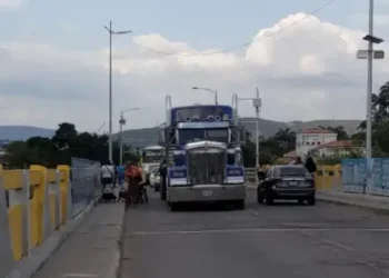 Vehículos de carga pesada están varados en la frontera por restricciones viales en Táchira