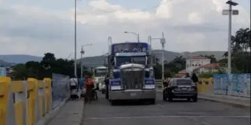 Vehículos de carga pesada están varados en la frontera por restricciones viales en Táchira