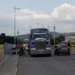 Vehículos de carga pesada están varados en la frontera por restricciones viales en Táchira