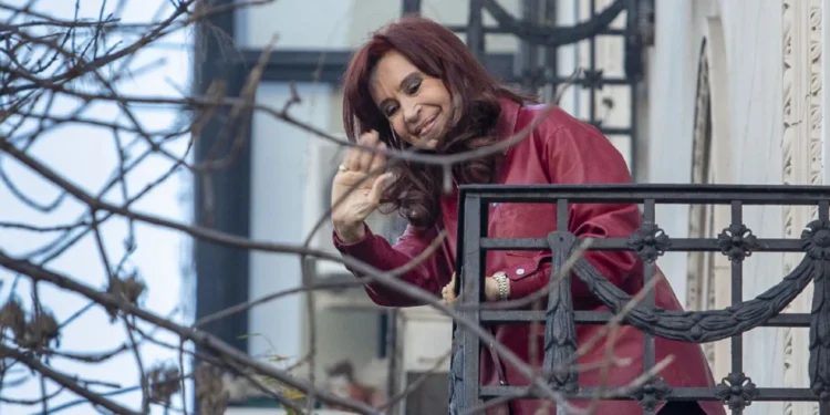 Fiscalía de Argentina pide que Cristina Fernández cumpla su condena en una cárcel