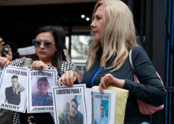 Familiares de migrantes venezolanos secuestrados en el Cecot llegan a El Salvador para exigir «pruebas de vida»