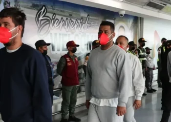 Avión con 150 migrantes venezolanos arribó al país procedente de Honduras