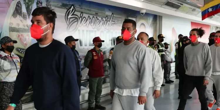 Avión con 150 migrantes venezolanos arribó al país procedente de Honduras