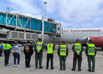 141 connacionales regresan al país en vuelo proveniente de Estados Unidos