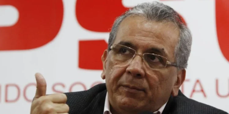 Denuncian la detención del exministro de Finanzas, Rodrigo Cabezas