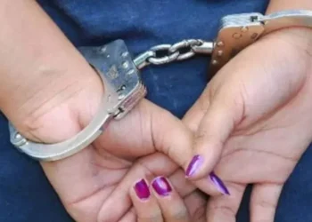 Graban el momento cuando una hija le da una paliza a su madre en La Guaira (video sensible)