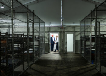 Reguetonero detenido en ‘Alligator Alcatraz’ denuncia que los tratan como «perros»