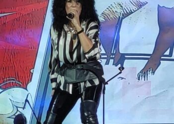 Bajo la lluvia Karina estremeció a 15 mil fans en San Diego