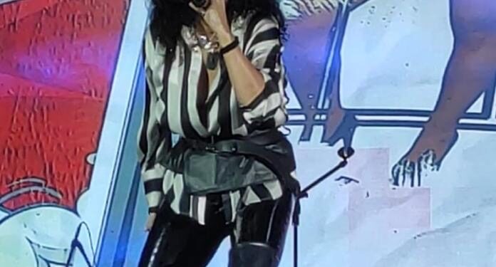 Bajo la lluvia Karina estremeció a 15 mil fans en San Diego