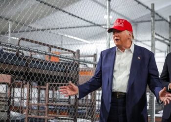 Trump visitó la polémica cárcel “Alligator Alcatraz” rodeada de caimanes para migrantes en Florida