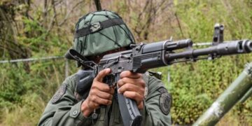 Rusia construyó una fábrica de munición para fusiles Kaláshnikov en Venezuela