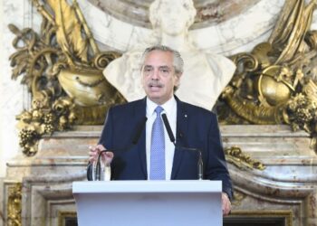 Justicia de Argentina procesa por corrupción al expresidente Alberto Fernández