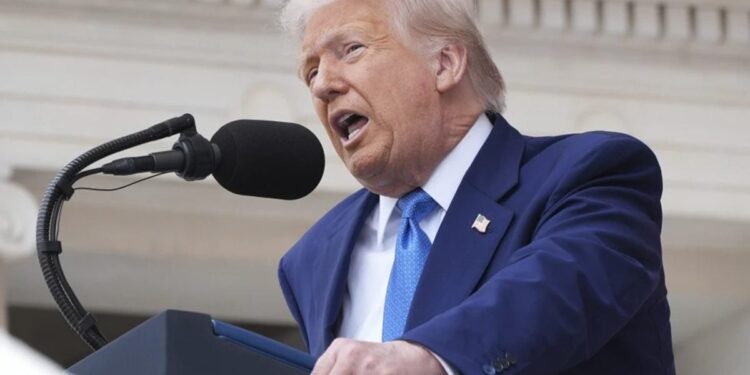 Trump anuncia aranceles de 30 % para México y la UE