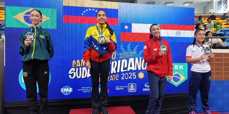 Karateca Katherine Loyo se corona como reina suramericana en el campeonato de la especialidad
