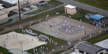 Demandan al Gobierno de Trump por limitar asesoría legal a migrantes en Alligator Alcatraz