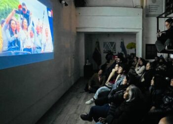 Venezolanos en Argentina revivieron la «primavera democrática» del 28J con la proyección del documental ‘Todos lo saben’