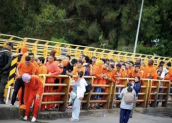 Colombia recibe en la frontera a los primeros 450 presos deportados por Ecuador