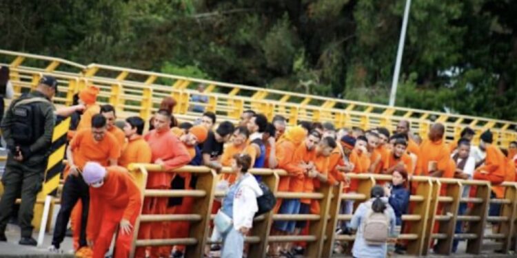 Colombia recibe en la frontera a los primeros 450 presos deportados por Ecuador