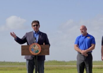 DeSantis anunció el inicio de vuelos de deportación de inmigrantes detenidos en Alligator Alcatraz