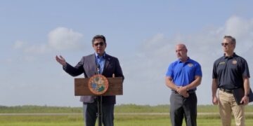 DeSantis anunció el inicio de vuelos de deportación de inmigrantes detenidos en Alligator Alcatraz