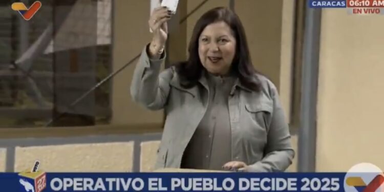 Carmen Meléndez ejerció su derecho al voto en búsqueda de la reelección