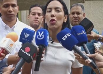 Carlyana Arriechi invitó a los hatillanos a votar masivamente por el futuro de los jóvenes