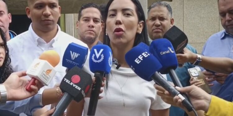 Carlyana Arriechi invitó a los hatillanos a votar masivamente por el futuro de los jóvenes