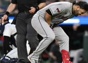 Eugenio Suárez sin daños tras recibir pelotazo en la mano derecha