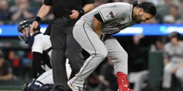 Eugenio Suárez sin daños tras recibir pelotazo en la mano derecha