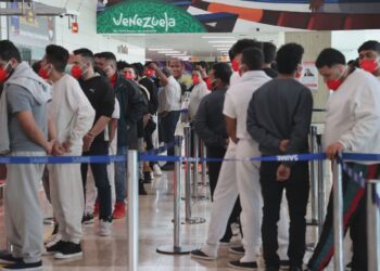 Más de 200 migrantes venezolanos llegaron al país en vuelo procedente de Honduras