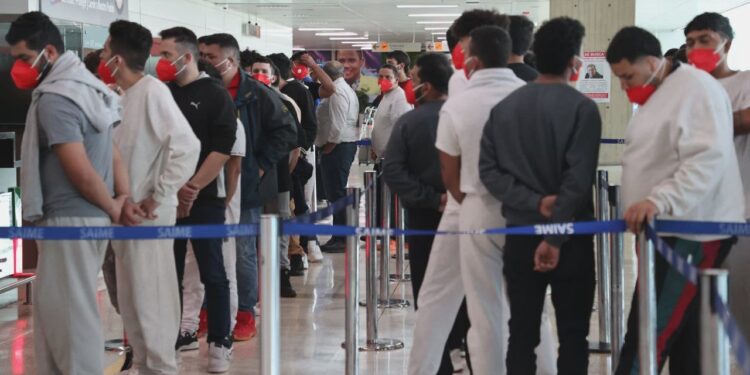 Más de 200 migrantes venezolanos llegaron al país en vuelo procedente de Honduras