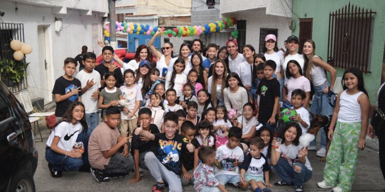 Eva’s Magazine realizó excelente actividad por el día del niño en la parroquia Antímano