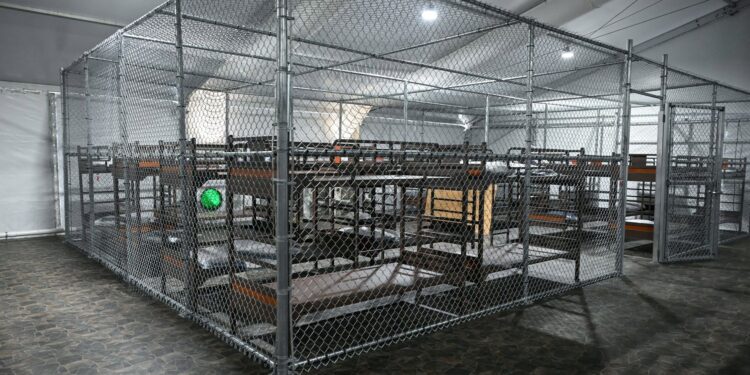 Migrantes describen el infierno dentro del centro de detención ‘Alligator Alcatraz’