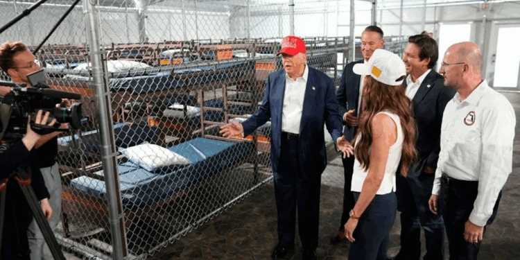 Cientos de migrantes presos en Alligator Alcatraz no tienen acusaciones legales