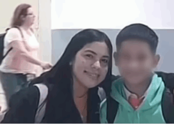 Madre y adolescente venezolano separados por ICE se reencuentran tras su deportación (Video)