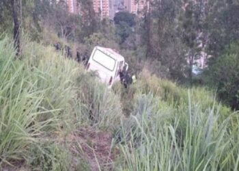 Autobús con funcionarios de la FANB cayó por una pendiente en Tazón y deja al menos 25 heridos